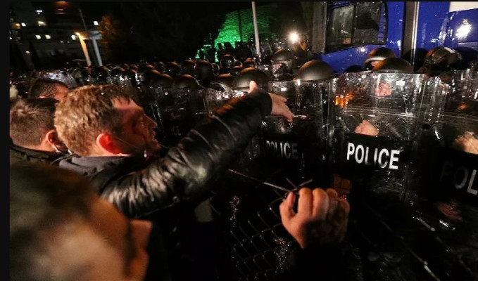 Tiflis'te seçim sonuçlarına protestoya polis müdahalesi