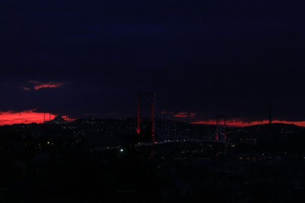 İstanbul'da gün doğumuyla birlikte gökyüzü kızıla boyandı