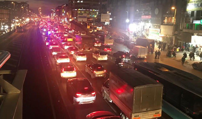 İstanbul'da sokak yasağı öncesi trafik yoğunluğu