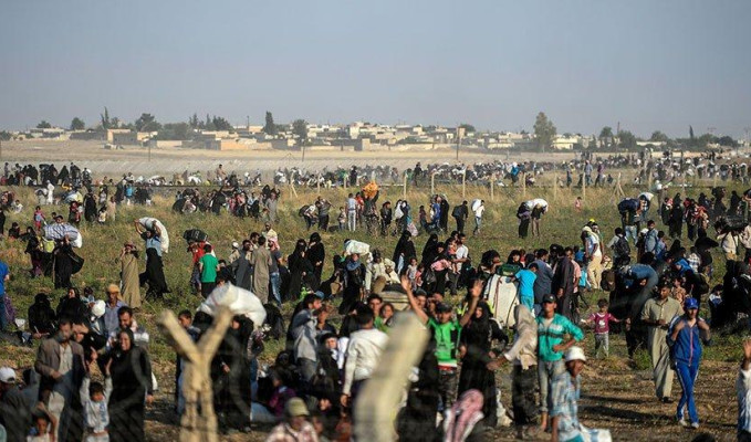 BM: 700 bin Suriyeli Türkiye sınırına ilerliyor