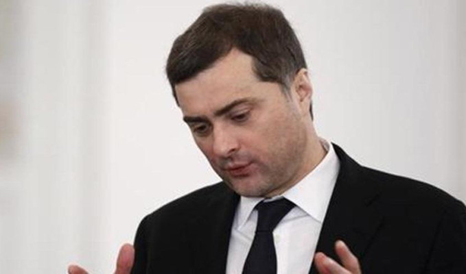 Putin, yardımcısı Surkov’u görevden aldı