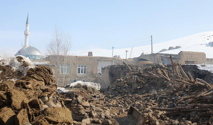 Van'daki depremde hayatını kaybedenlerin sayısı 10'a yükseldi