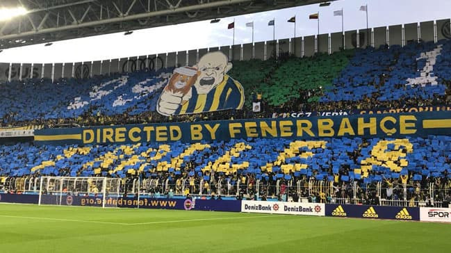 Fenerbahçe taraftarı derbide tribünleri bayram yerine çeviriyor