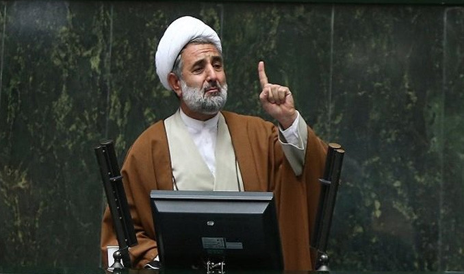 İran Meclisi'nde virüs paniği