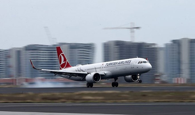 İlk uçak Türkiye'ye geldi