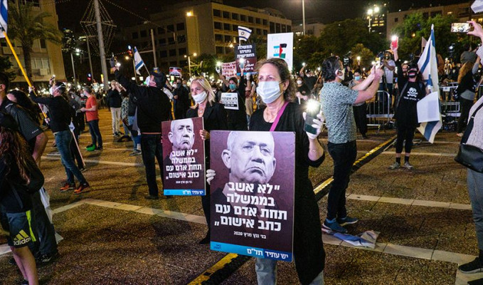 Netanyahu'ya sosyal mesafeli protesto