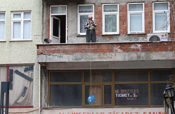 Borçka'da halk, balkon ve pencerelerde 