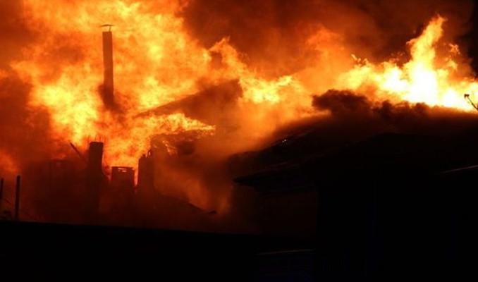 Yakıt krizi protestosunda hükümet binaları ateşe verildi
