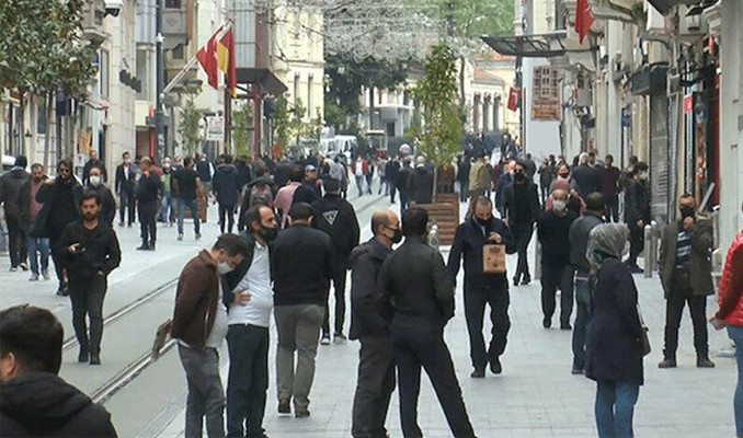 Taksim ve İstiklal'de maske ile 3 metre sosyal mesafe kararı