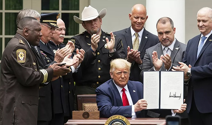 Trump polis reformu kararnamesini imzaladı