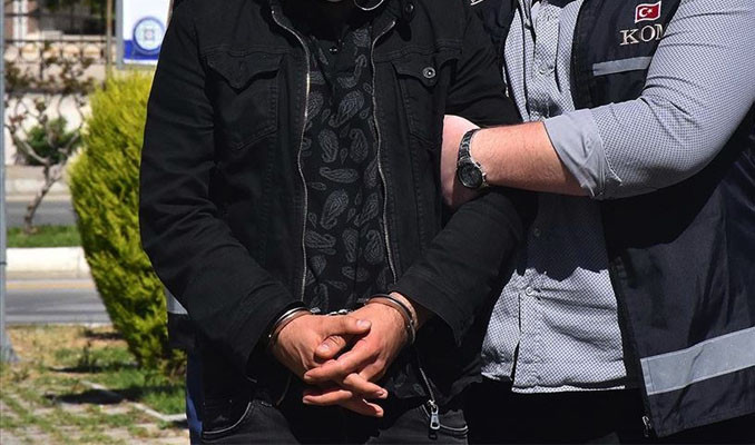 Kırmızı bültenle aranan terörist İzmir'de yakalandı