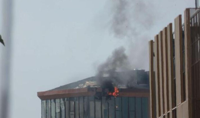 Kadıköy'de 10 katlı iş merkezinin çatısında yangın