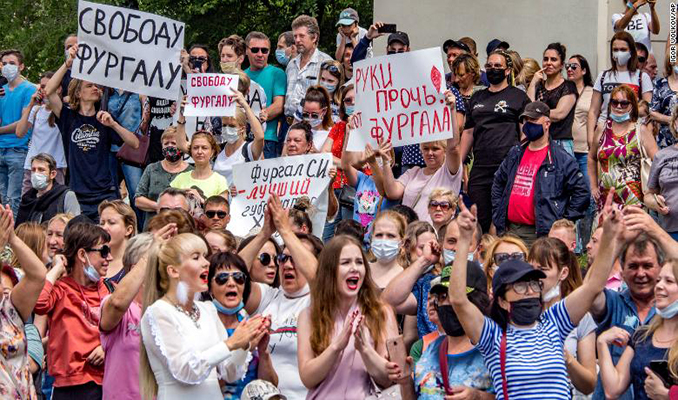 Rusya'da on binlerce kişi Putin'i istifaya çağırdı