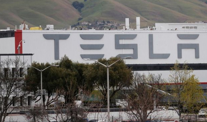 Tesla fabrikası için iki şehirde kıyasıya rekabet