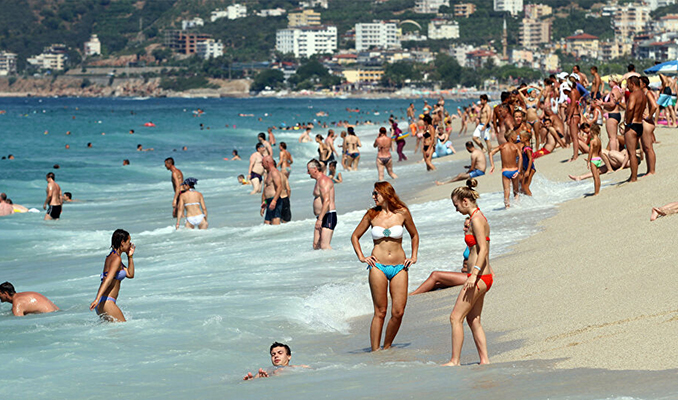 Antalya rekor kırdı: Bir günde 10 binden fazla turist geldi