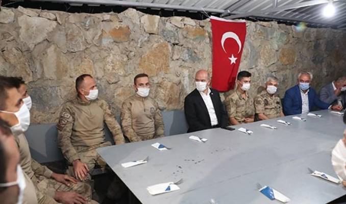 Bakan Soylu, Şırnak'ta askerlerle bayramlaştı 