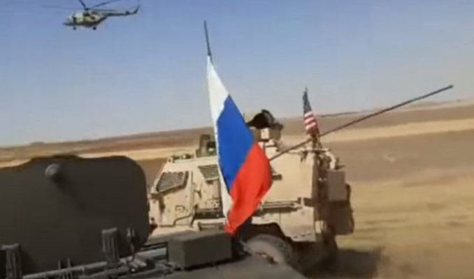 Suriye'de görev yapan Rus askerleri ABD askeri aracını hedef aldı