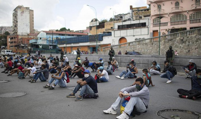 Venezuela'da virüs önlemlerini ihlal edenlere güneş altında oturma cezası