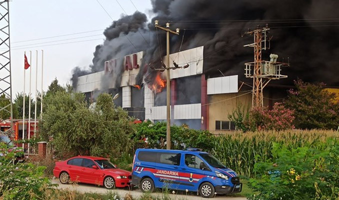 Manisa'da mobilya fabrikasında yangın