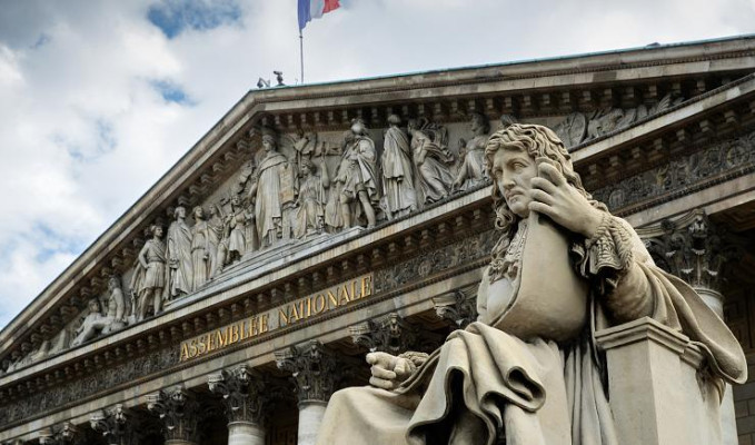 Fransız milletvekilleri mecliste başörtülü öğrenci görünce salonu terk etti