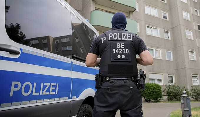 Almanya'da polis aracına gamalı haç çizen genç tutuklandı