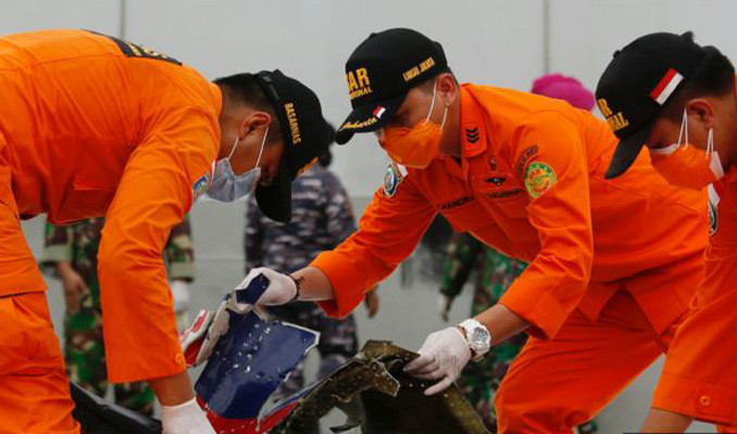 Endonezya'da düşen uçağın kara kutusuna ulaşıldı