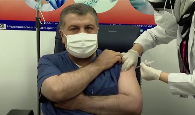 Sağlık Bakanı Fahrettin Koca canlı yayında aşı oldu