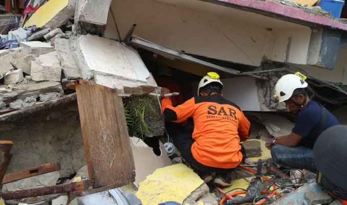Endonezya'da şiddetli deprem: Ölenler var