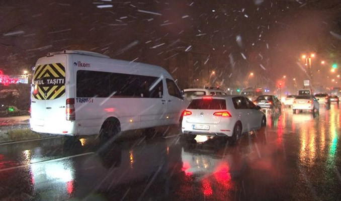 İstanbul'da kar yağışı yoğunluğa neden oldu
