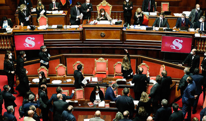 İtalya'da hükümet güven oylamasını kılpayı kazandı