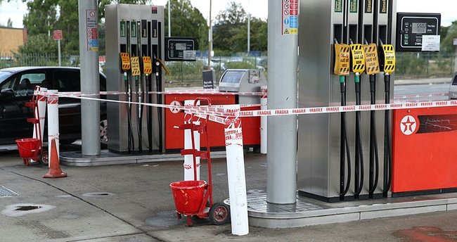 İngiltere’de bazı bölgelerde benzin istasyonlarının yüzde 10’unda yakıt yok