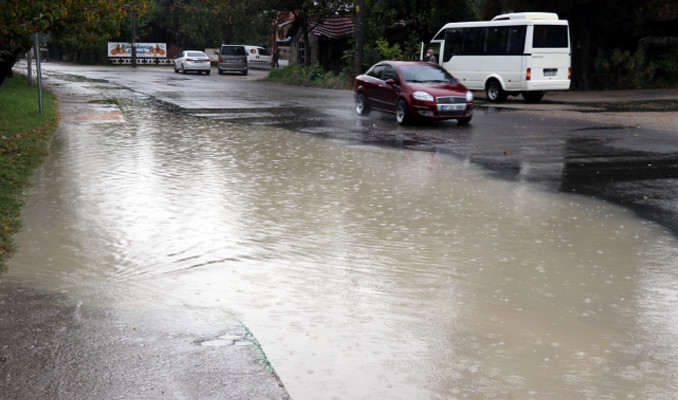 Meteoroloji uyarmıştı: Caddeler göle döndü