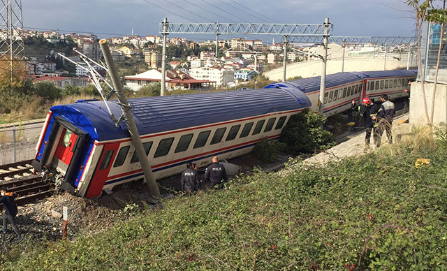 Gebze’de yolcu treninin 2 vagonu raydan çıktı