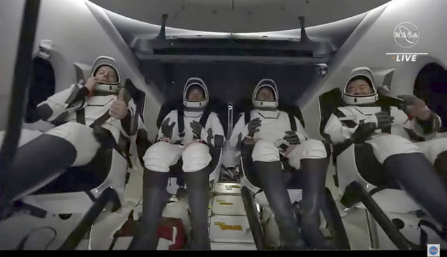 4 astronot 200 gün sonra Dünya'ya döndü!