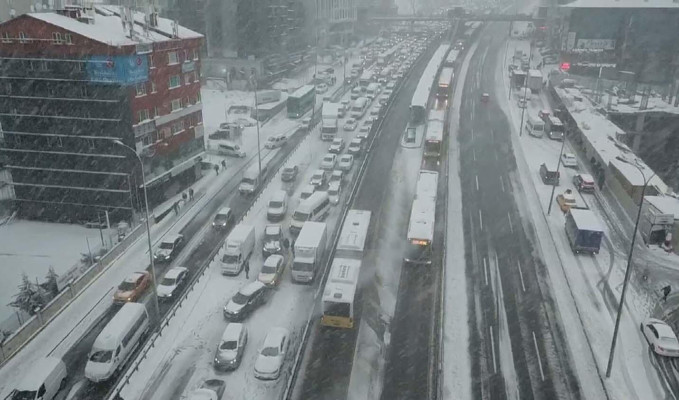 İstanbul trafiğinde kar çilesi