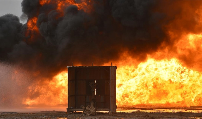 Suudi Arabistan'da roket isabet eden petrol tesisi yanıyor