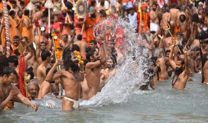 Hindular salgın dinlemedi! Kutsal gün için Ganj'da yıkandılar