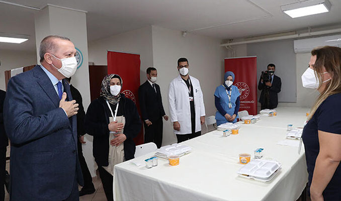 Cumhurbaşkanı Erdoğan sağlık çalışanlarıyla iftar yaptı