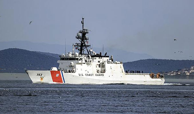 ABD donanmasına ait gemi İstanbul Boğazı'ndan geçti