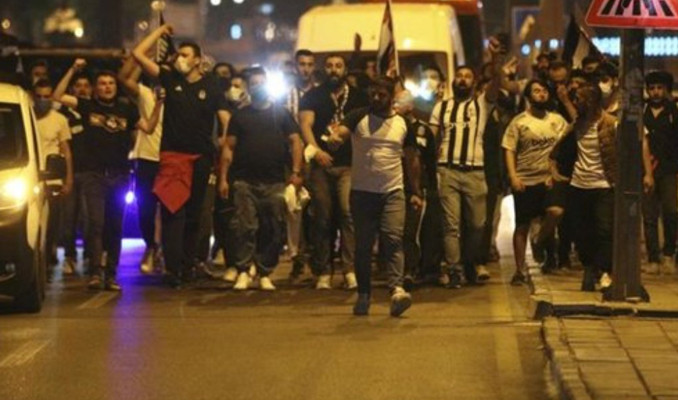 Beşiktaş taraftarları kısıtlamaya rağmen şampiyonluğu sokakta kutladı