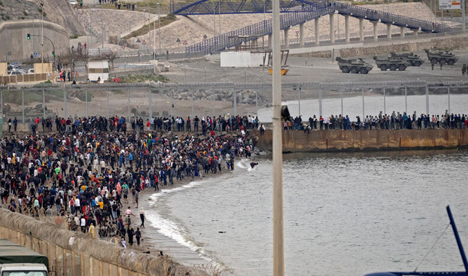 Fas-İspanya krizi büyüyor! Binlerce kişi sınıra akın etti...