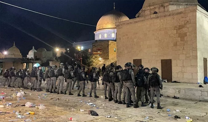 İsrail polisi Mescid-i Aksa’ya girerek cemaate saldırdı: Çok sayıda yaralı var