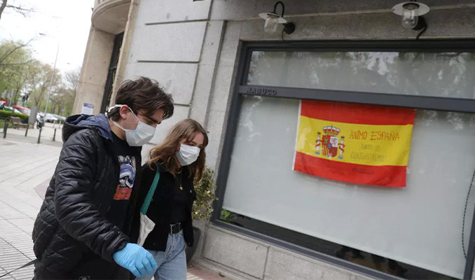İspanya ve Yunanistan açık havada maskeyi kaldırıyor