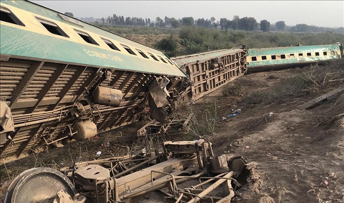 Pakistan'da tren kazası! Onlarca ölü ve yaralı var