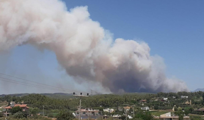 Manavgat'ta orman yangını yerleşim yerlerine sıçradı