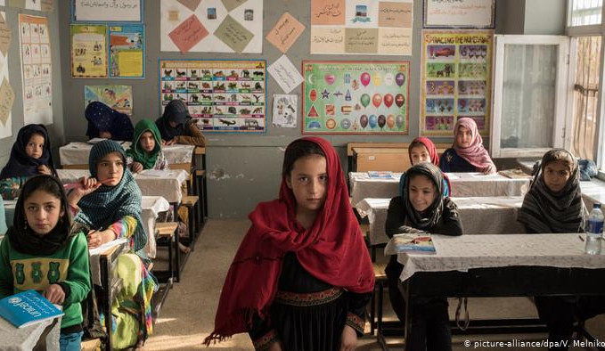Afganistan'da kız öğrencilerin okullarına dönmesine izin yok