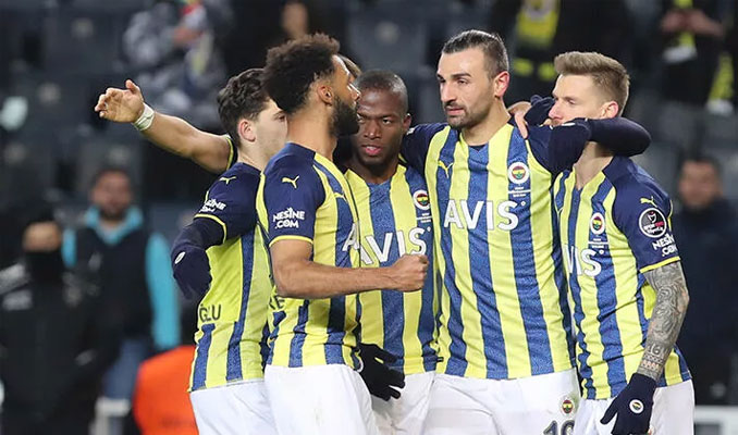 Fenerbahçe, geriye düştüğü maçta Altay'ı 2 golle devirdi