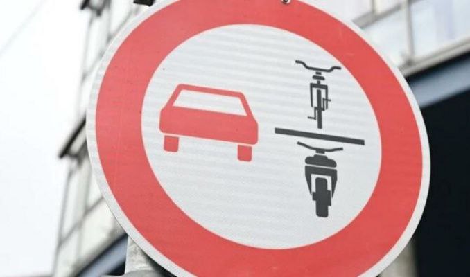 Almanya’da iki tekerlekli araçlar da trafik levhasına girdi