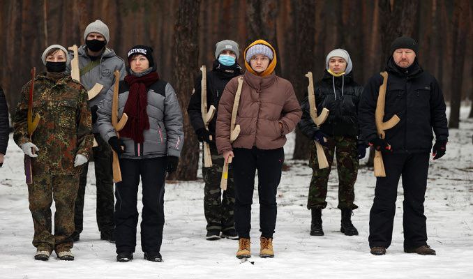 Ukrayna askeri sivil halkı olası bir savaşa eğitiyor