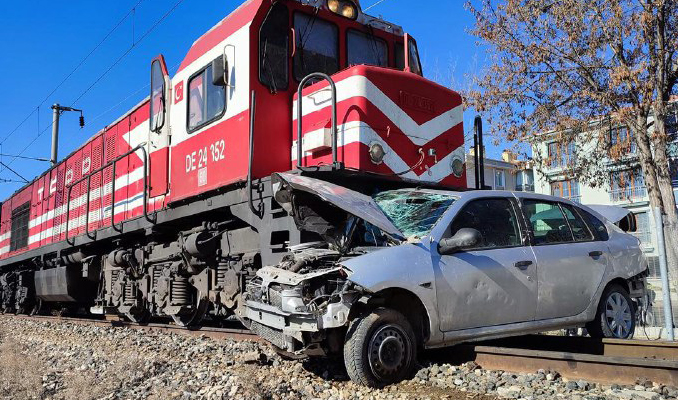 Yük treni otomobile çarptı: 2 ölü